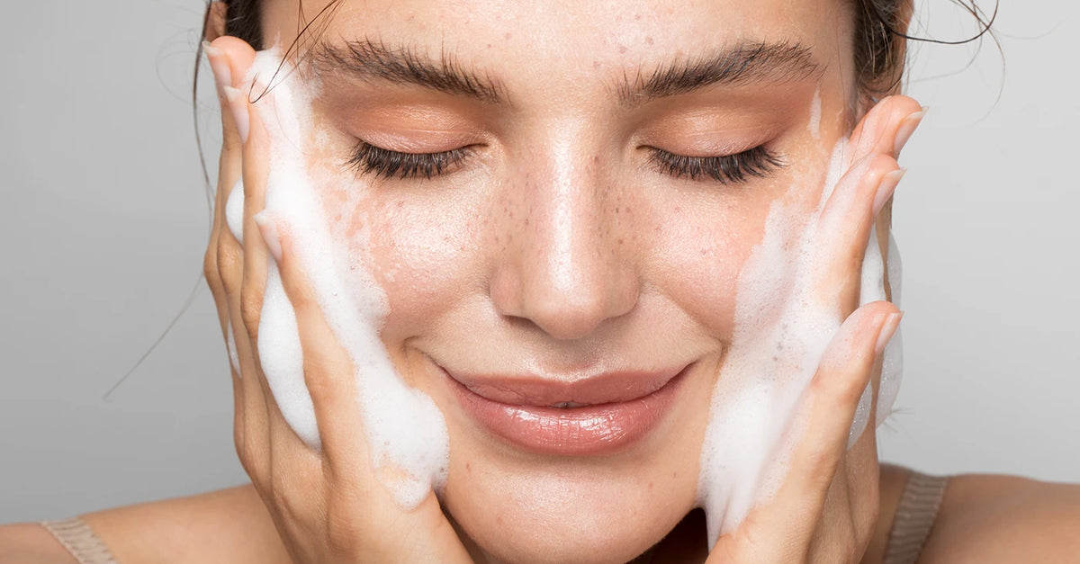 Double cleansing: o que é? Faz diferença na limpeza de pele? Dermatologista  esclarece tudo sobre esse método